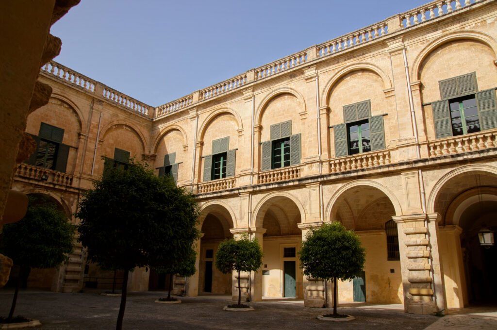 Cour intérieur du palais magistral ou palais du grand maître