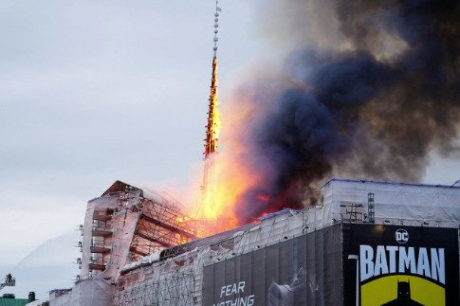La Bourse de Copenhague ravagée par les flammes