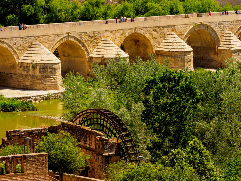 Pont romain de Cordoue et moulin, vu de l'Alcazar des rois chrétiens