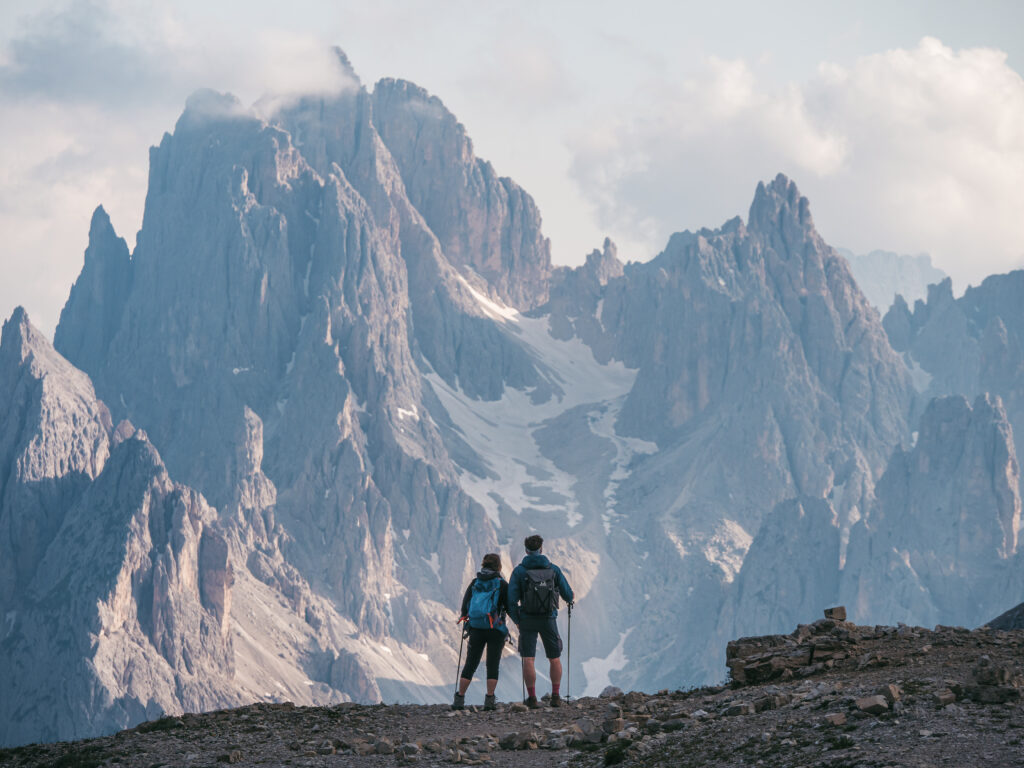 Couple de randonneurs dans les Dolomites