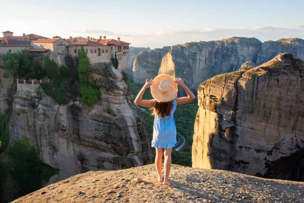 Jeune femme devant les monastères des Météores