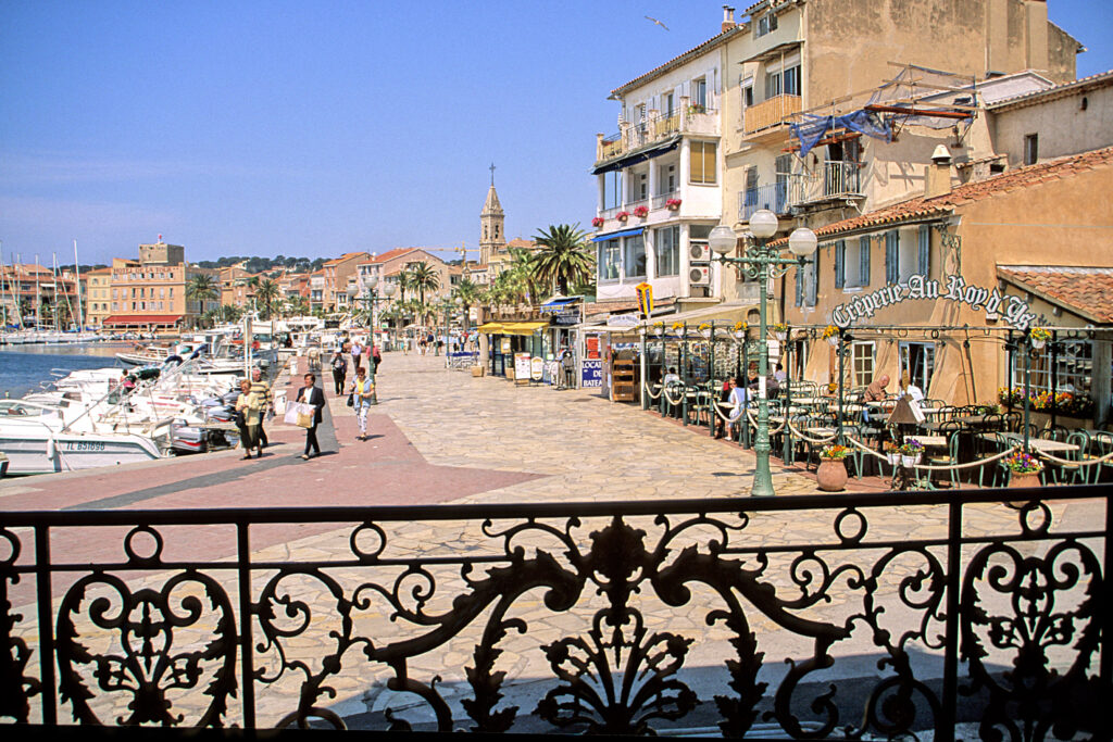 La petite ville colorée de Sanary-sur-Mer dans le Var