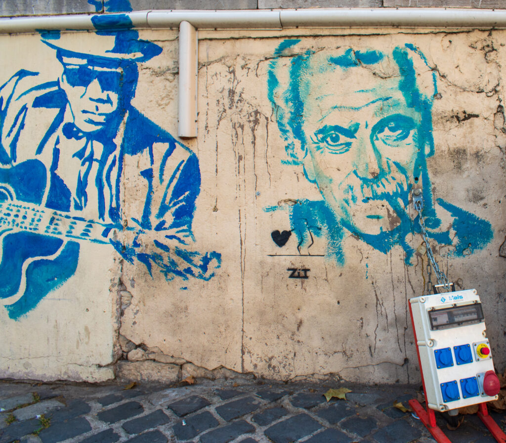 Dessin du chanteur compositeur Georges Brassens sur un muret à Sète