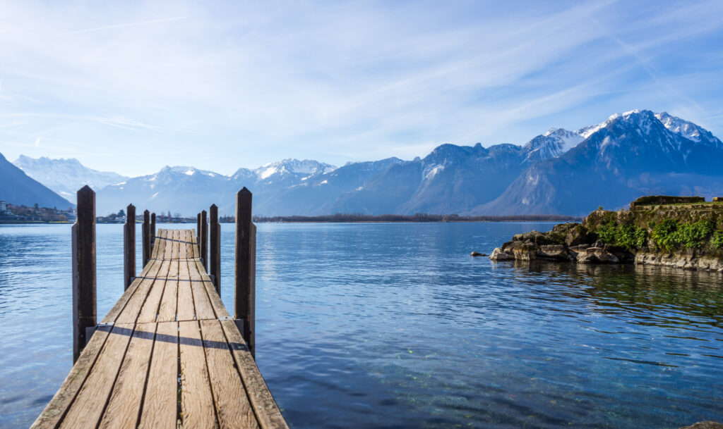 Vue sur le lac Léman et ses montagnes