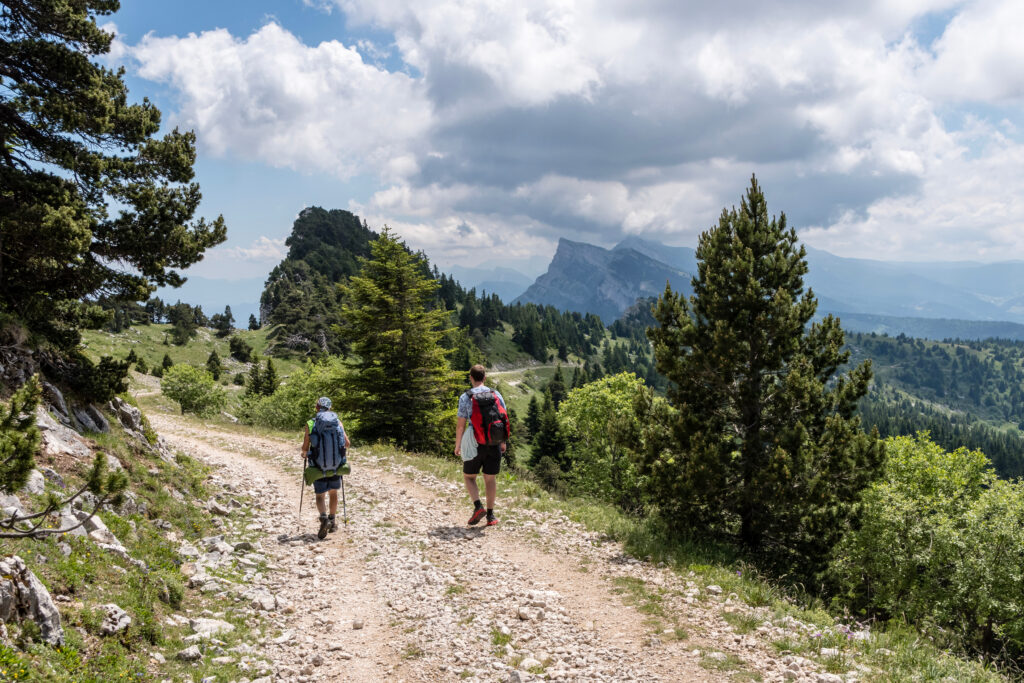 Randonneurs dans le Vercors sur un sentier