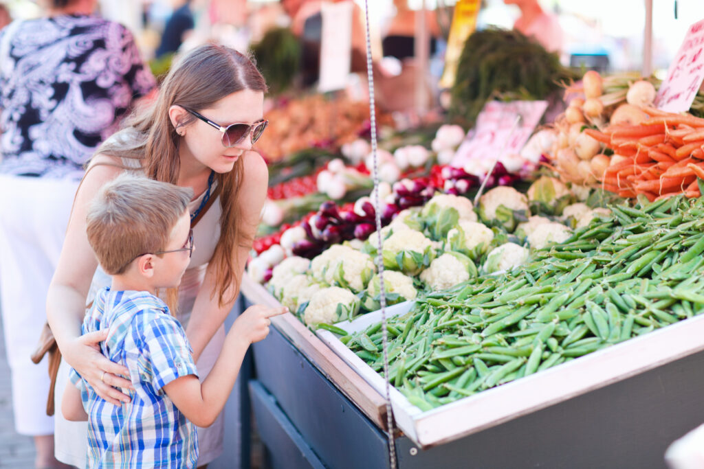 Enfant et sa mère au marché