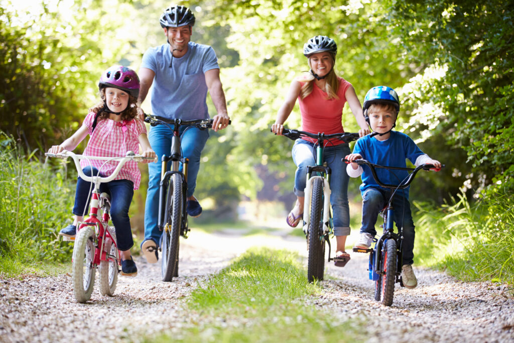 Famille à vélo