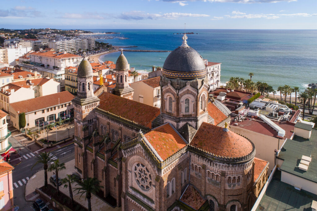 Vue sur la basilique Notre Dame à Saint-Raphaël