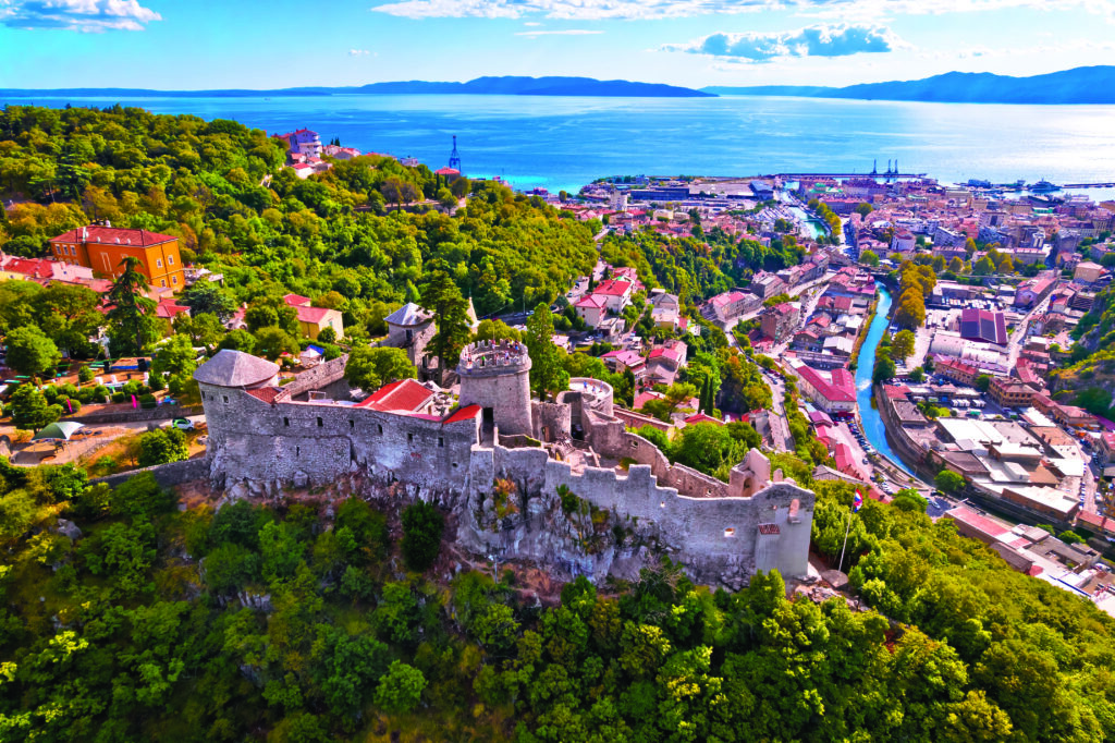 Vue panoramique aérienne de Trsat et de la vieille ville historique de Rijeka.