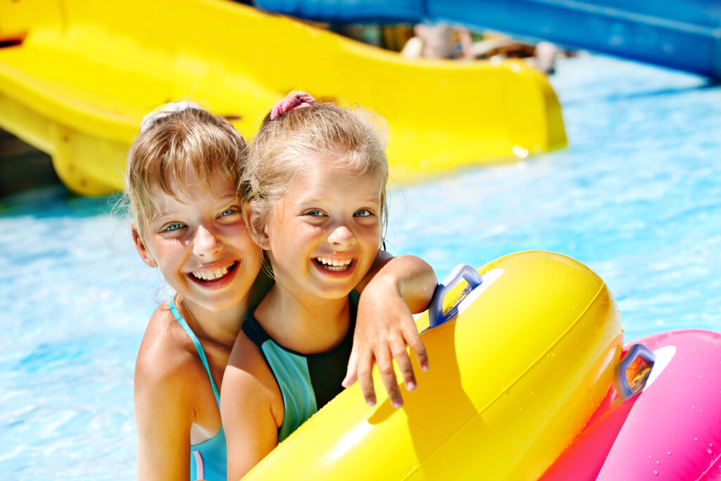 Enfants dans un parc aquatique