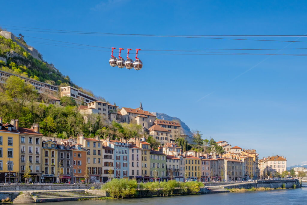 Grenoble, les quais de l'Isère et les "bulles" de Grenoble