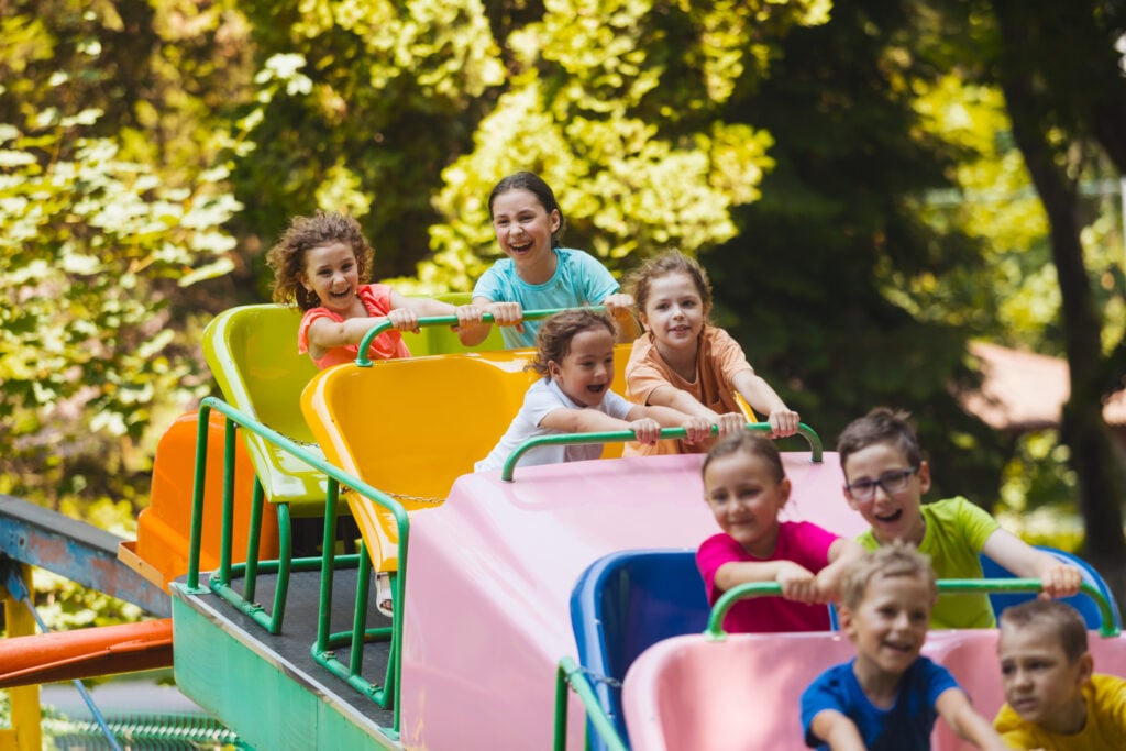 Enfant dans un parc d'attractions