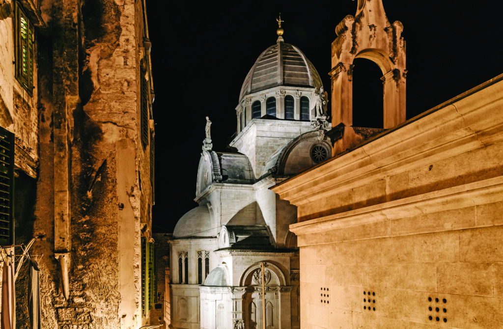 Cathédrale illuminée de Saint-Jacques à Šibenik.