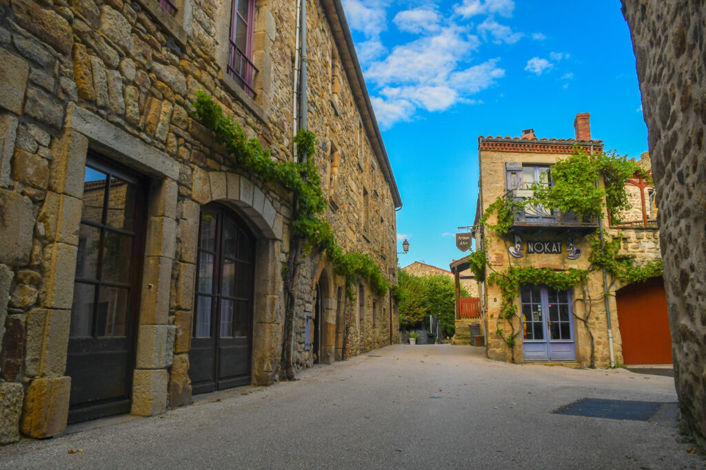 Le village de Montpeyroux en Auvergne en France