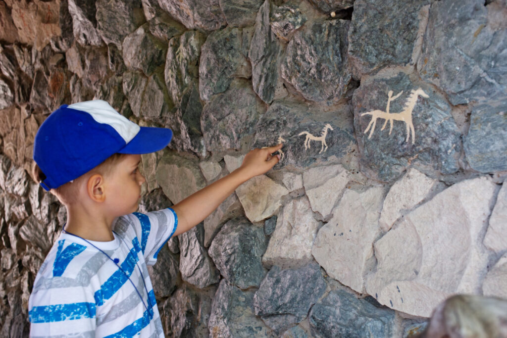 Enfant dans une grotte