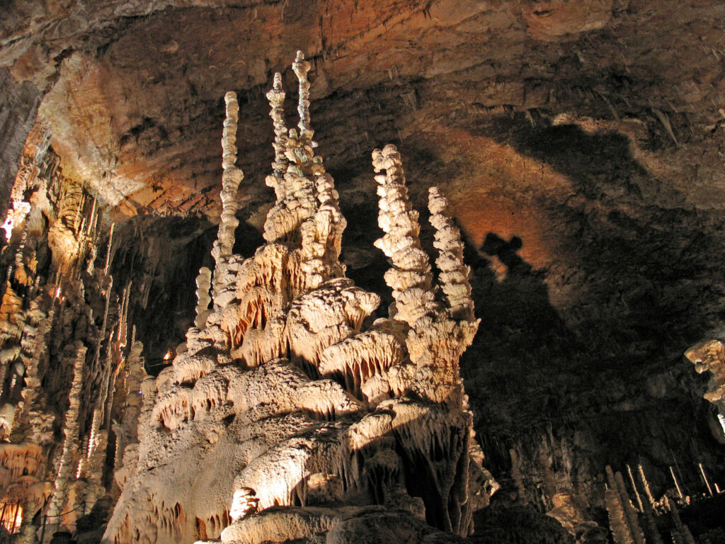 Stalagmites de l'Aven armand