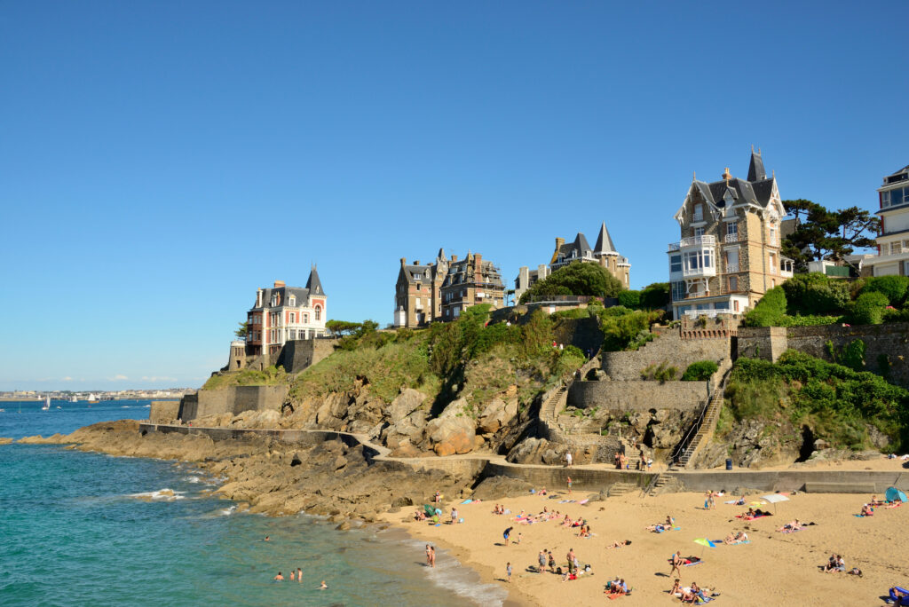 Plage et villas de la Pointe de la Malouine à Dinard