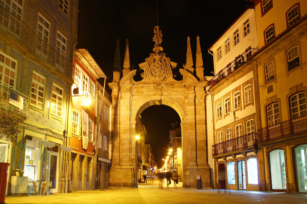 La superbe arche de Porta Nova