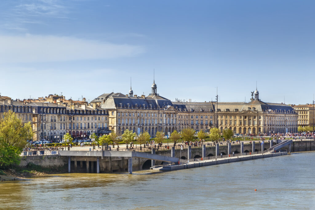 Vue sur Bordeaux et la  Garonne