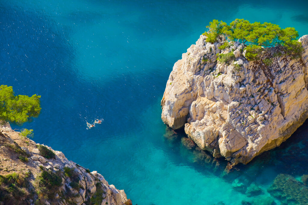 Baignade dans la calanque de Sugiton, Marseille