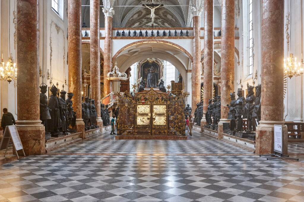 Tombeau de l’empereur Maximilien Ier dans l'église impériale d'Innsbruck