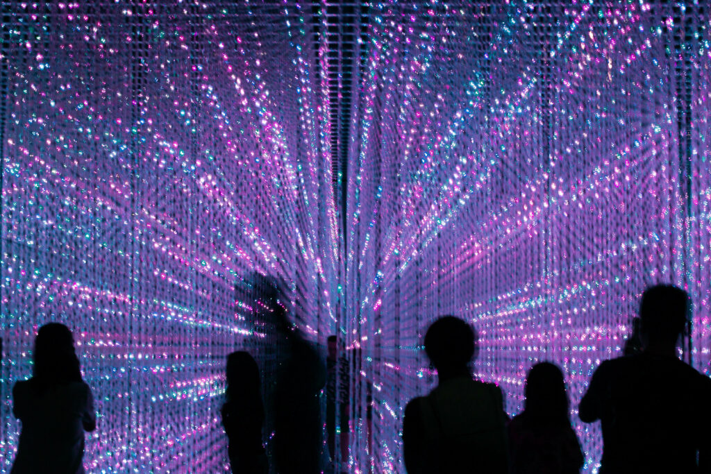 Public devant une exposition lumineuse