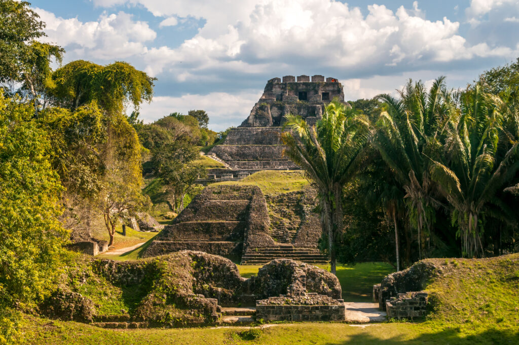 Vue sur le site maya de Xunantunich