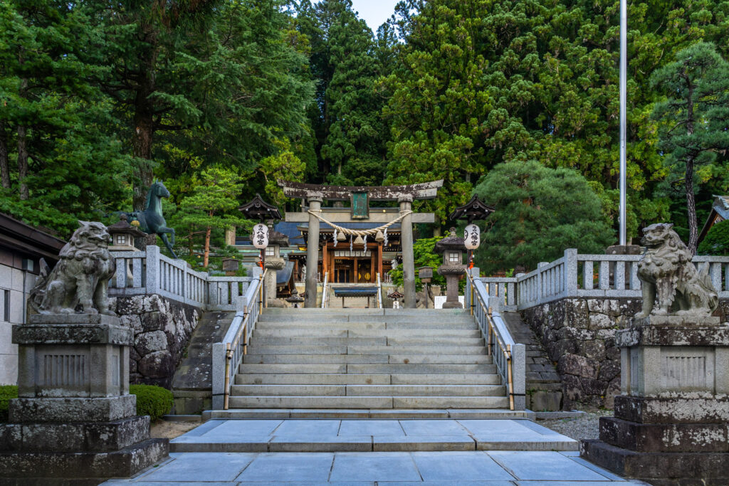 Escaliers menant au sanctuaire Sakurayama Hachimangu