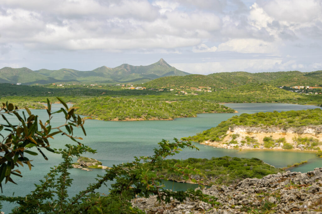 Vue sur Santa Martha Bay avec en fond le Mont Christoffel