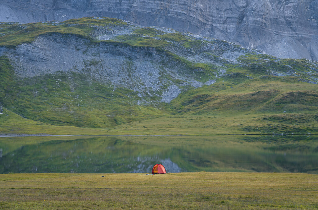 Tente devant le lac d'Anterne - Tour des Fiz en 4 jours