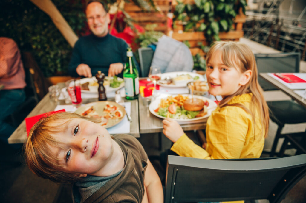 Famille au restaurant