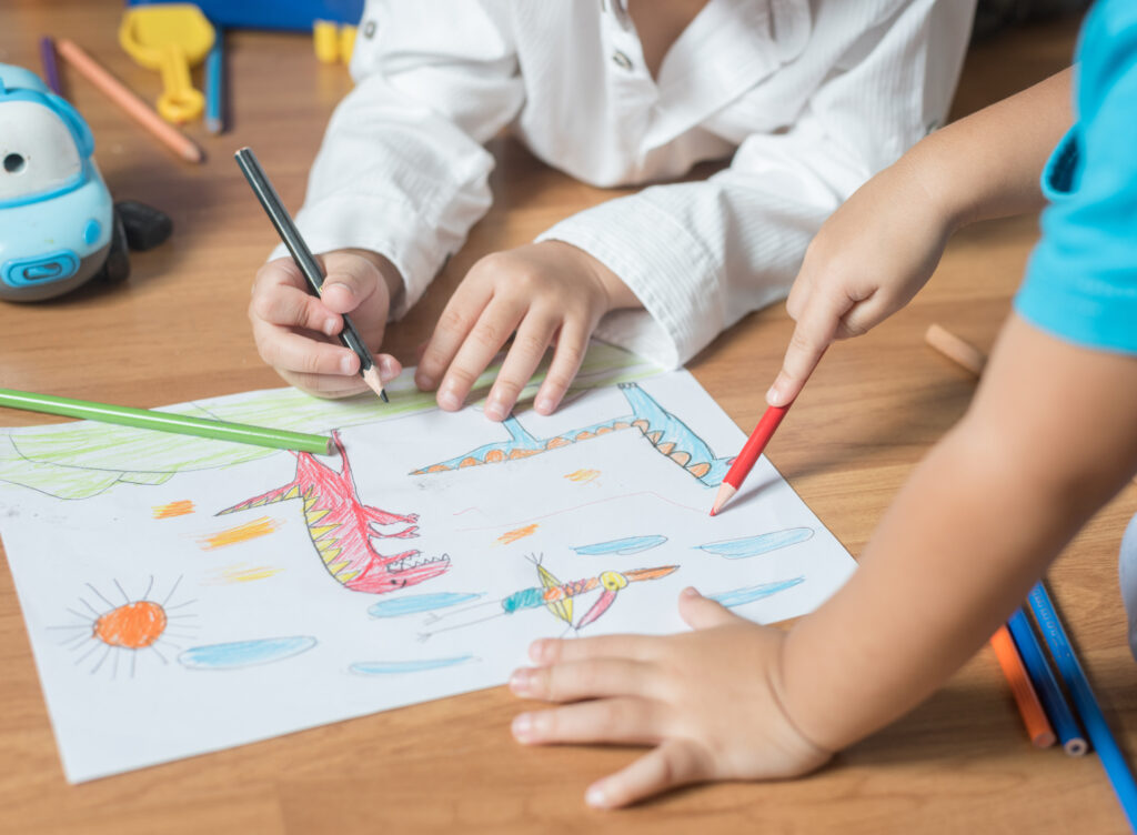 Enfant dessinant 