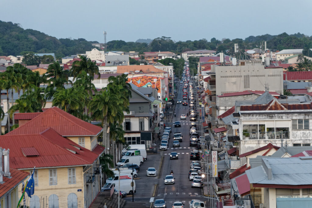 Tombée du jour sur l'Avenue principale de la ville de Cayenne en Guyane française