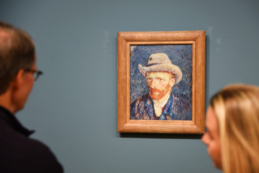 Visiteurs devant un auto-portrait de Van Gogh