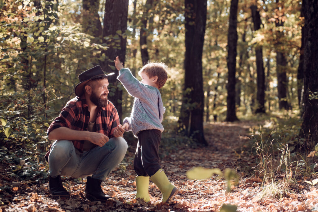 Enfant et son père dans une forêt