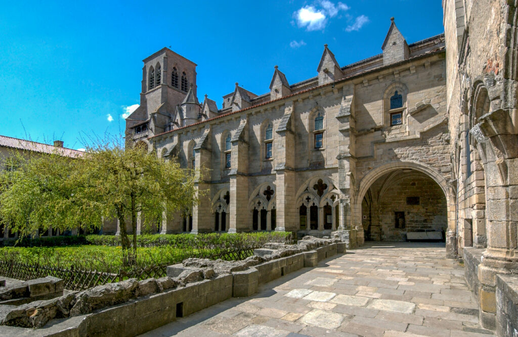 Cloître de l'Abbatiale Saint Robert de la Chaise Dieu