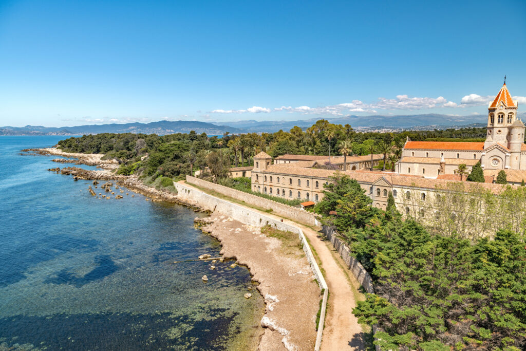 Monastère de l'abbaye de Lérins sur l'île Saint Honorat à Cannes, une des plus belles abbayes à visiter en France