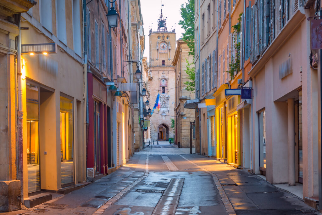 Rue donnant sur la tour de l'Hôtel de ville - Aix-en-Provence
