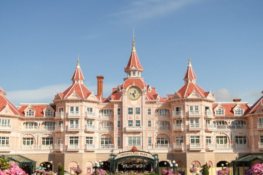Accessibilité PMR et handicaps à Disneyland Paris : parkings, attractions, tarifs réduits, services