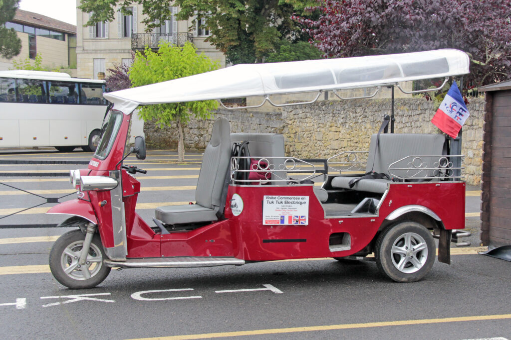 Le Tuk Tuk électrique, un bon moyen de déplacement pour visiter St Emilion