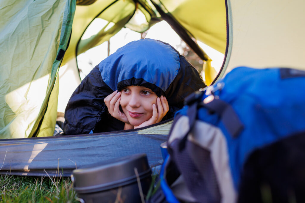 Enfant dans une tente - bivouac avec des enfants