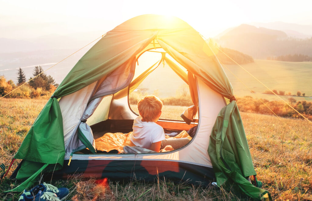 Enfant dans une tente - bivouac avec des enfants
