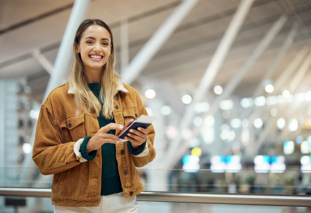 Jeune femme avec son passeport