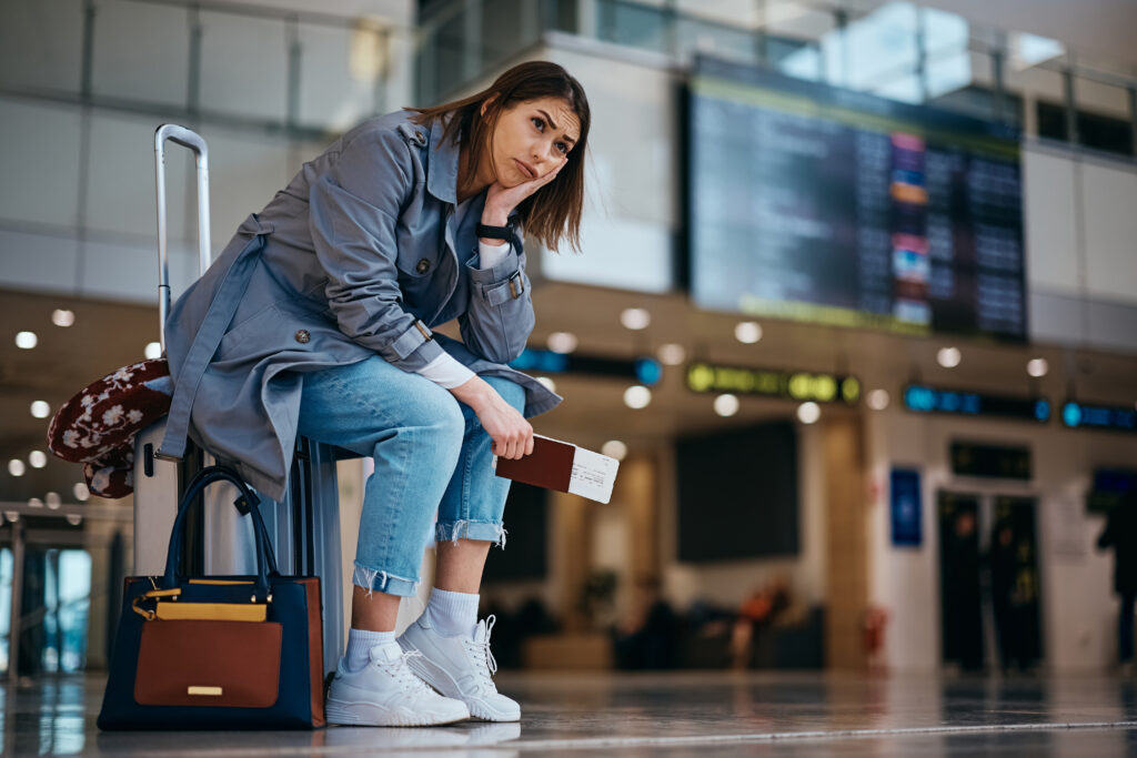 Jeune femme à l'aéroport