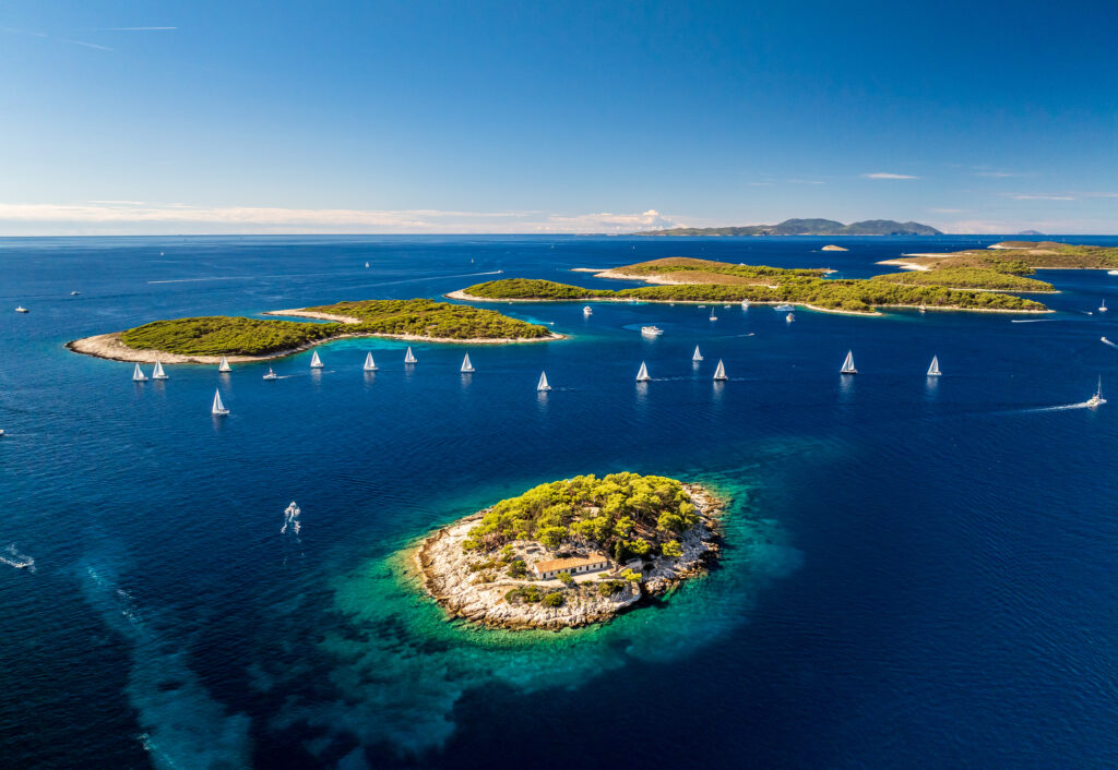 Voiliers dans les eaux des îles Pakleni