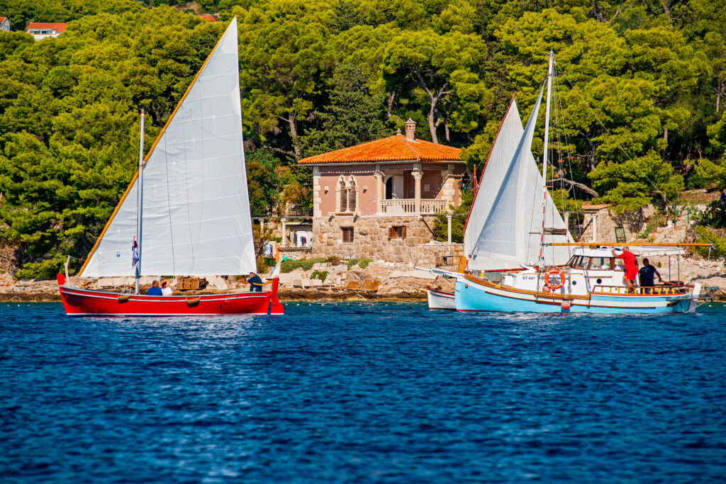 Bateaux traditionnels devant la Villa Kirin dans la ville de Hvar