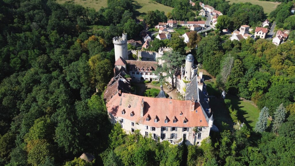 Vue aérienne du château de Veauce