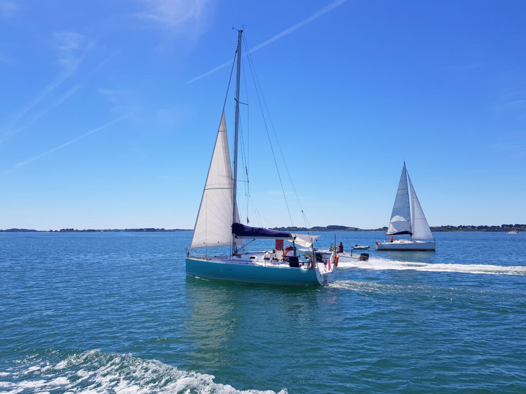 Voilier en mer dans le golfe du Morbihan