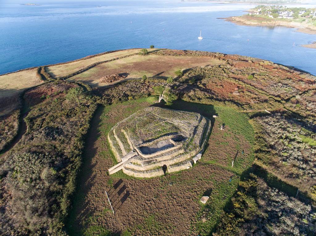 Le cairn de Petit Mont vu du ciel