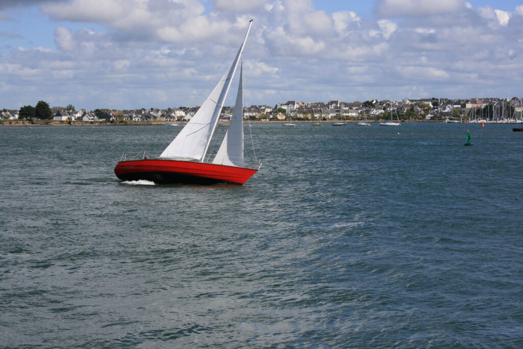 Voilier naviguant dans la rade de Lorient (Morbihan, Bretagne)